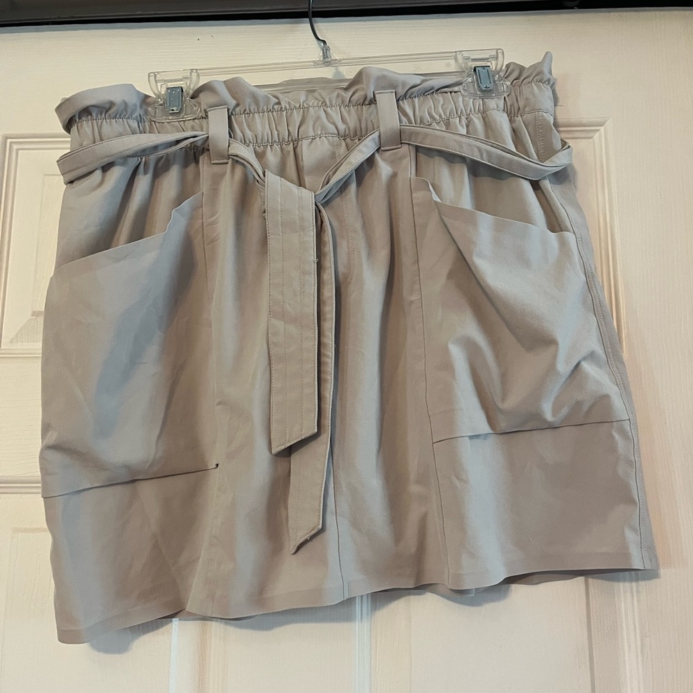Athleta skort with tie waist belt in khaki color. Size 10